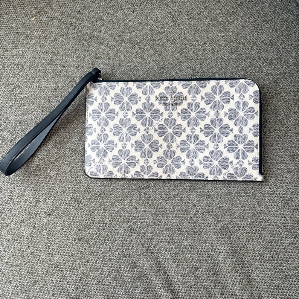 Kate Spade Black and Cream Flower Wristlet
